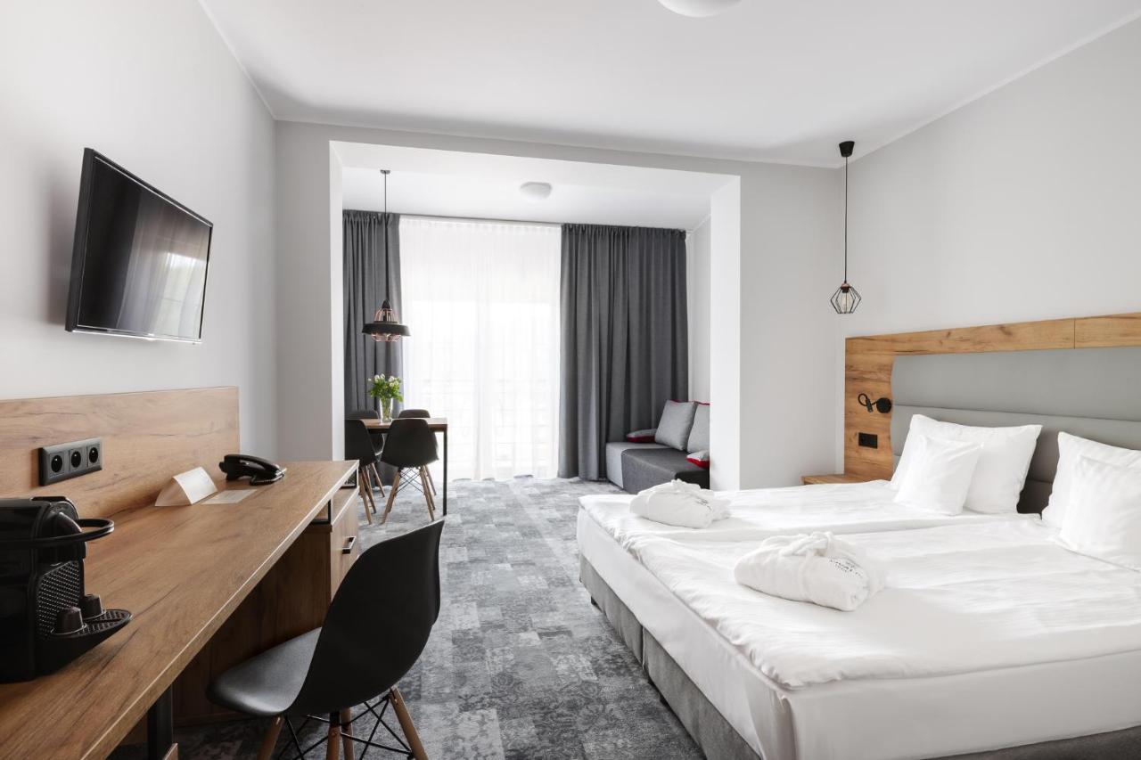 Hotel Vivaldi คาร์ปัตซ์ ภายนอก รูปภาพ