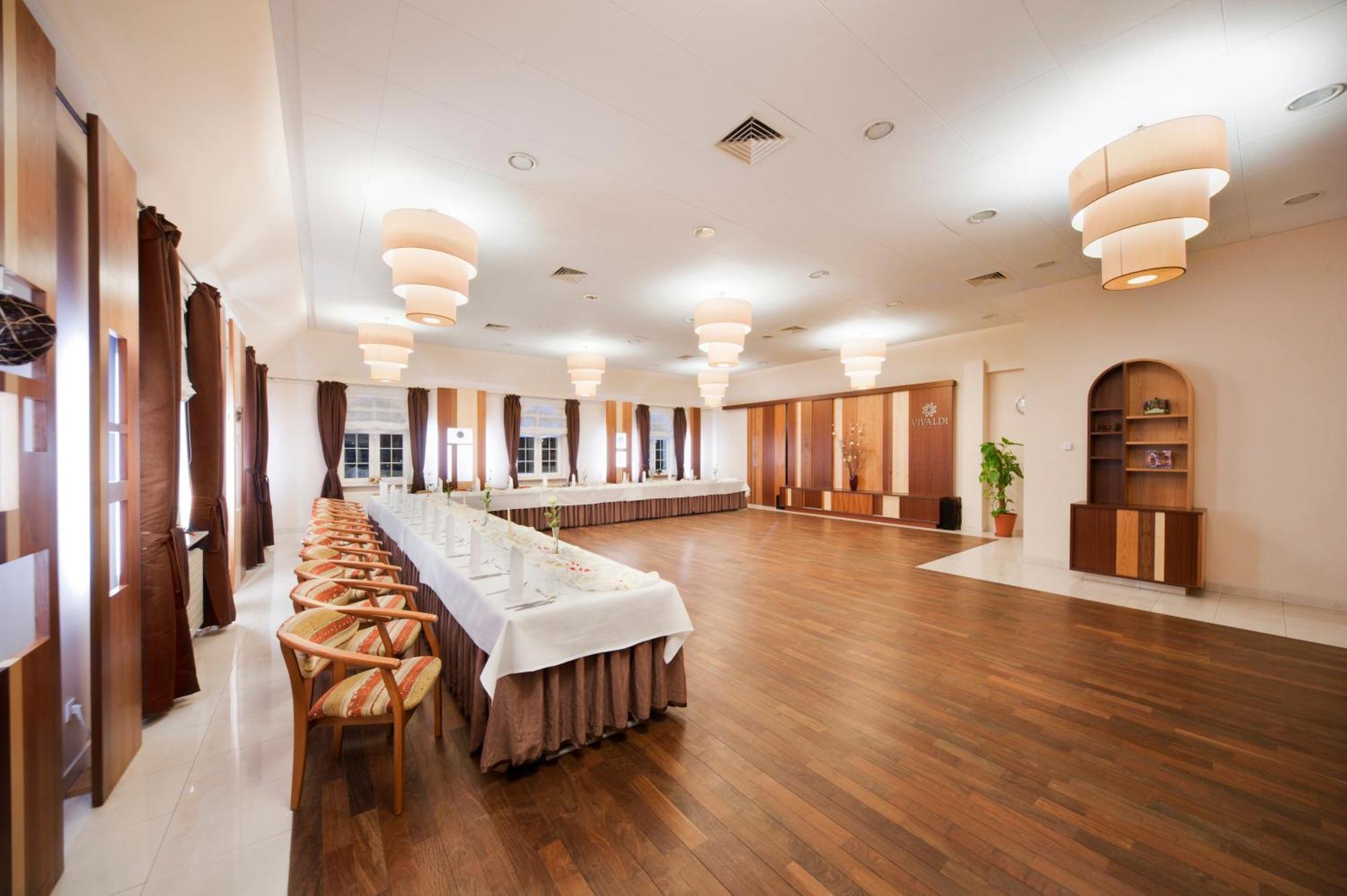 Hotel Vivaldi คาร์ปัตซ์ ภายนอก รูปภาพ
