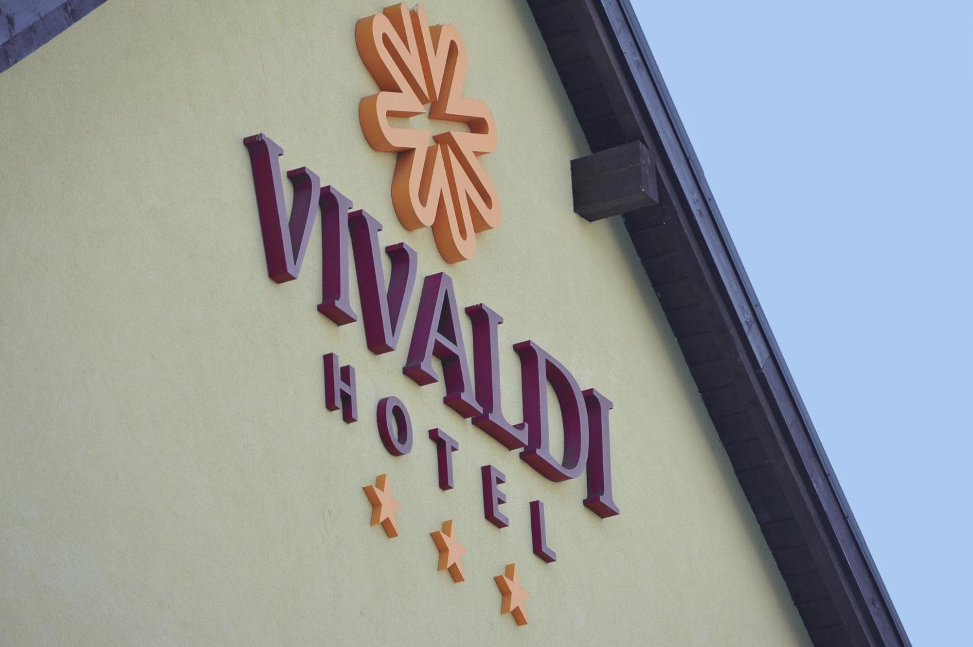 Hotel Vivaldi คาร์ปัตซ์ ภายนอก รูปภาพ