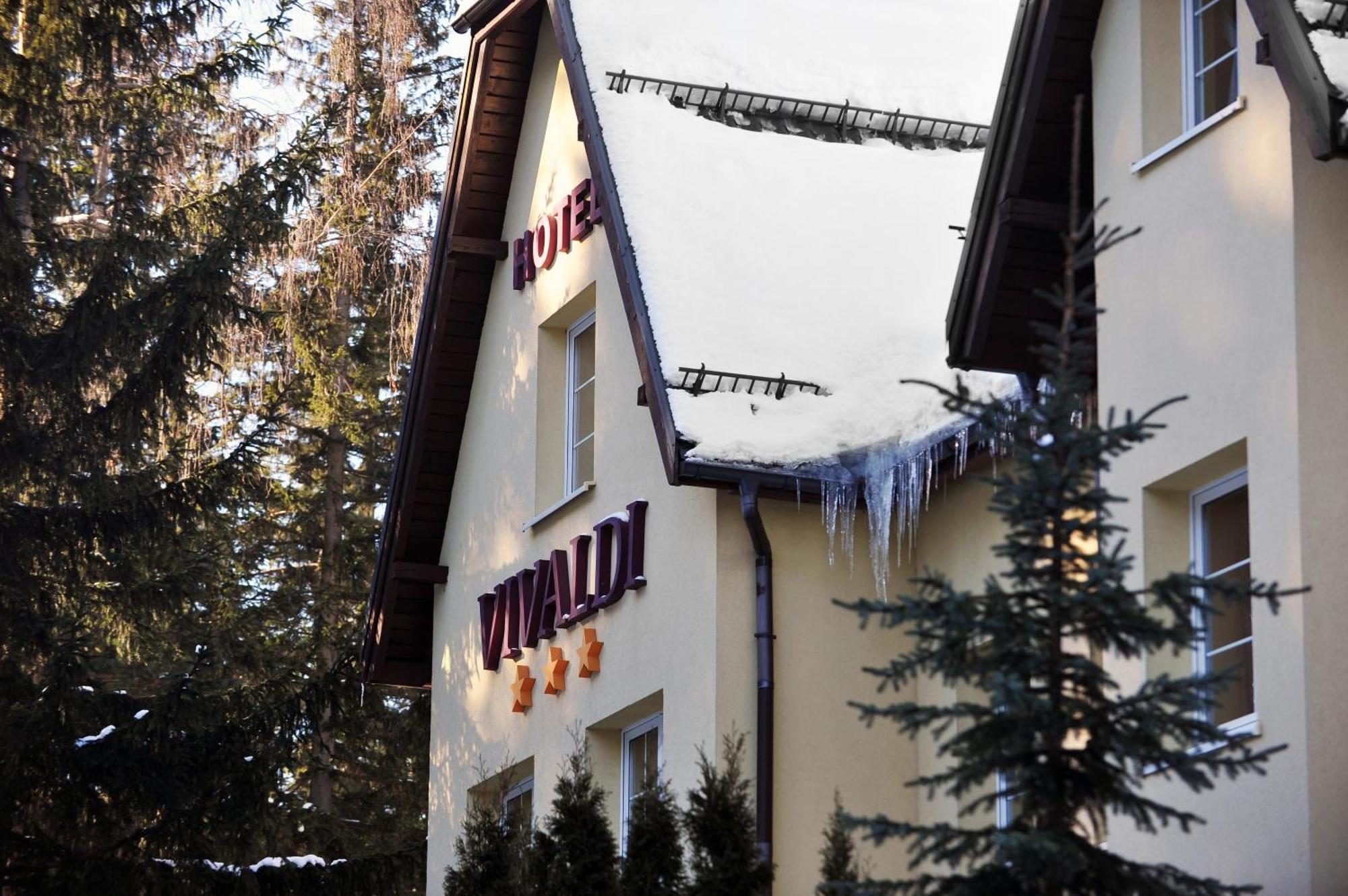 Hotel Vivaldi คาร์ปัตซ์ ภายนอก รูปภาพ