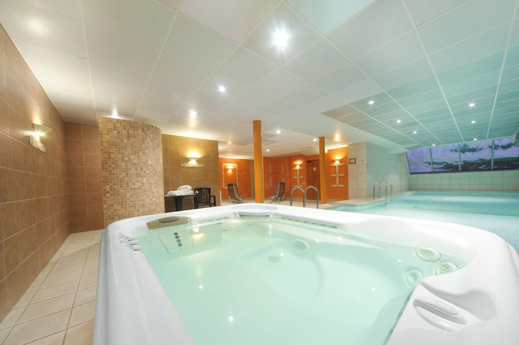 Hotel Vivaldi คาร์ปัตซ์ ภายนอก รูปภาพ