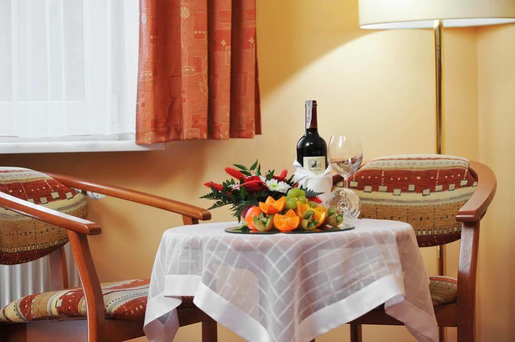 Hotel Vivaldi คาร์ปัตซ์ ภายนอก รูปภาพ
