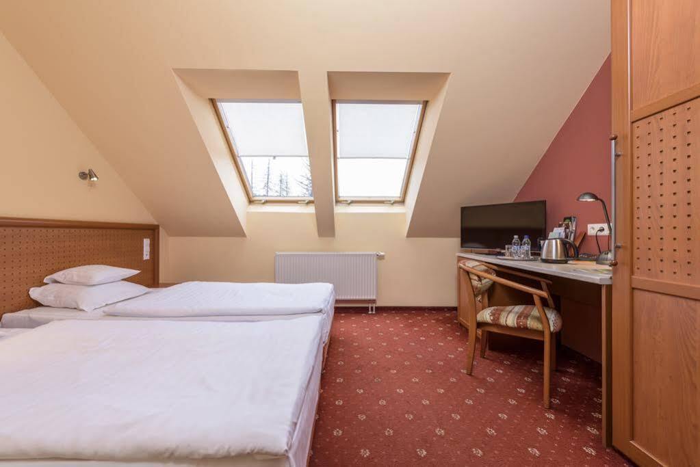 Hotel Vivaldi คาร์ปัตซ์ ภายนอก รูปภาพ